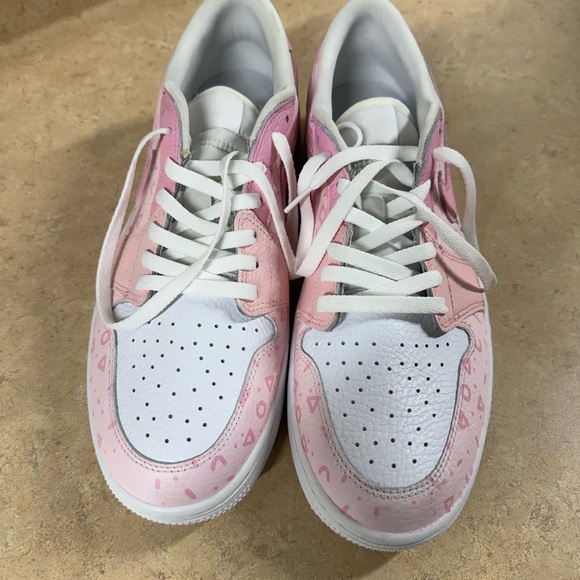 Nike Men\'s Low-Top Sneakers in Pink and White main image 6